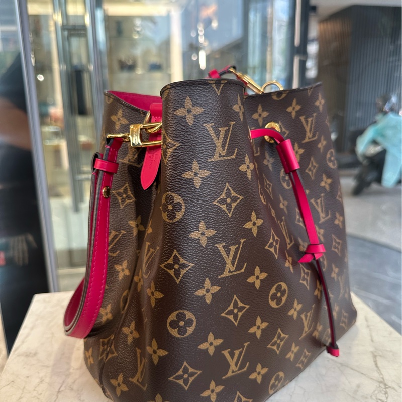 LV原花紋水桶包 桃紅色-1