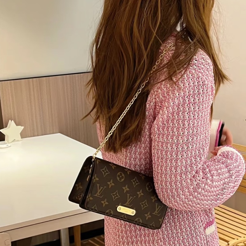 LV Lily woc 鏈條包 晶片款🔥斜背肩背都超好看😍-0