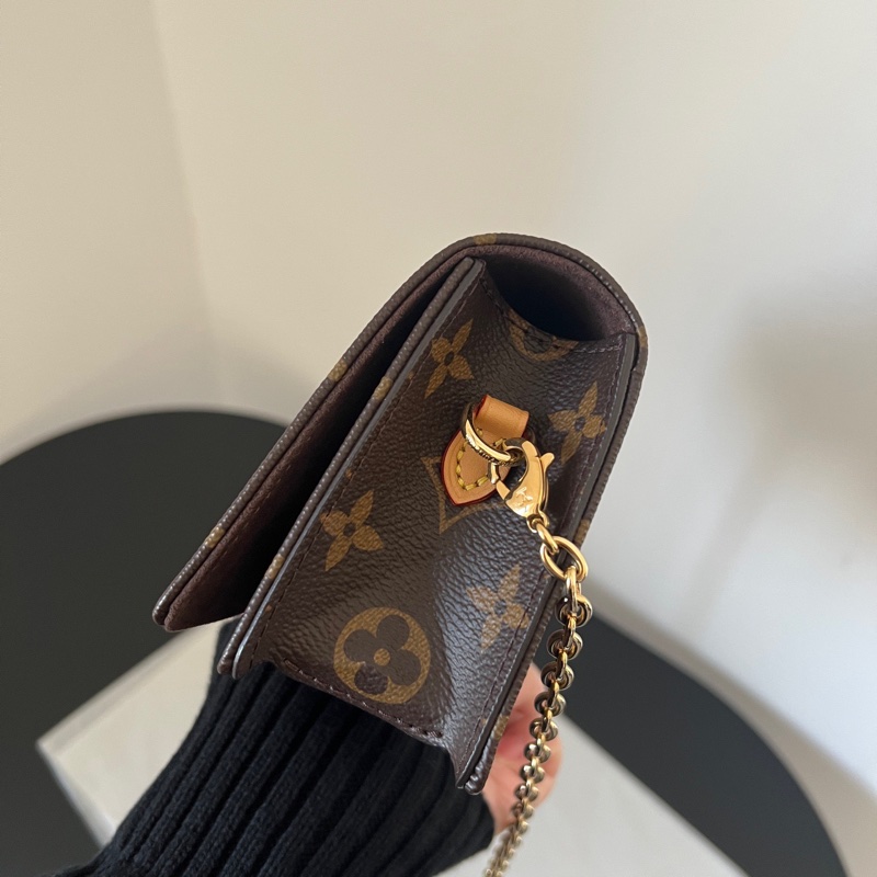 LV Lily woc 鏈條包 晶片款🔥斜背肩背都超好看😍-3