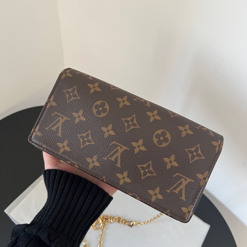 LV Lily woc 鏈條包 晶片款🔥斜背肩背都超好看😍-6