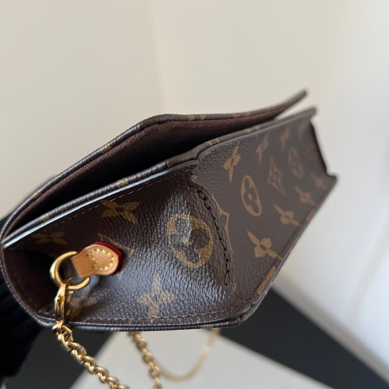 LV Lily woc 鏈條包 晶片款🔥斜背肩背都超好看😍-11