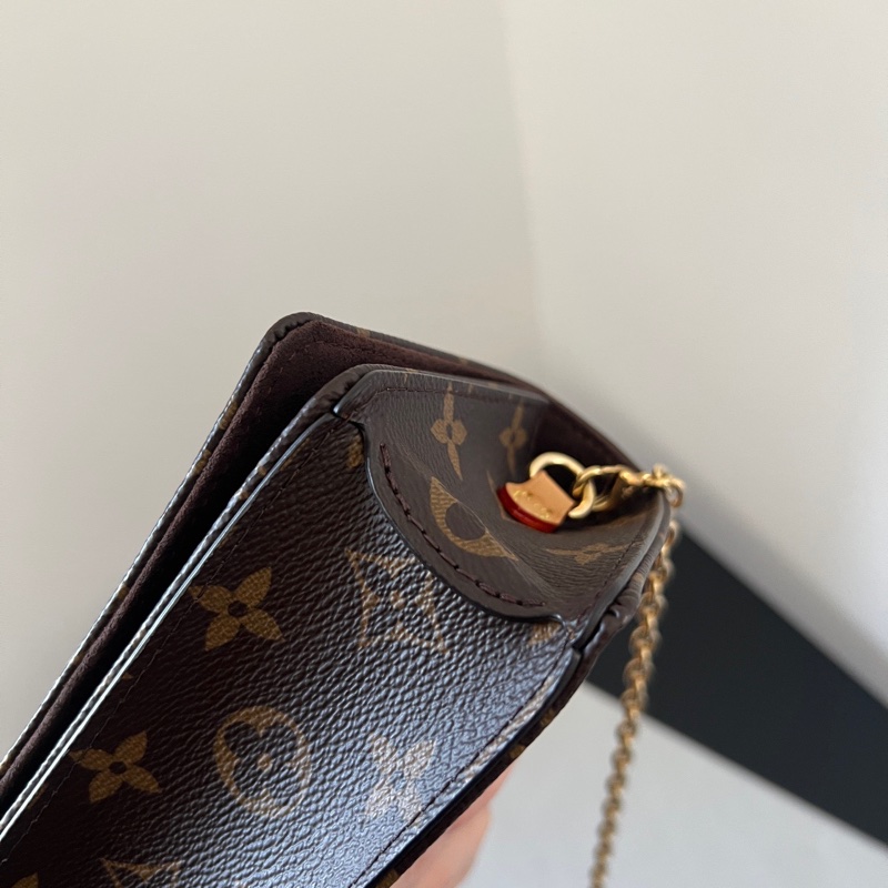 LV Lily woc 鏈條包 晶片款🔥斜背肩背都超好看😍-12