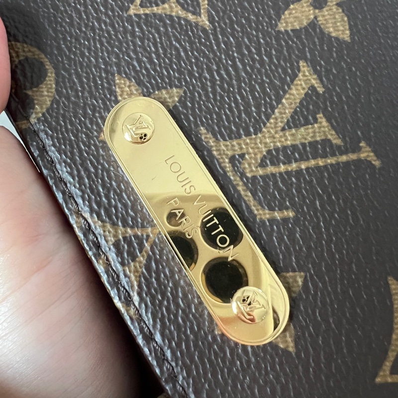 LV Lily woc 鏈條包 晶片款🔥斜背肩背都超好看😍-13