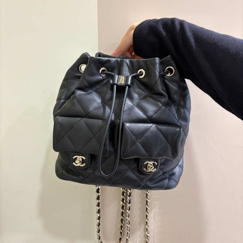 Chanel黑羊皮淡金釦皮穿練後背包-0