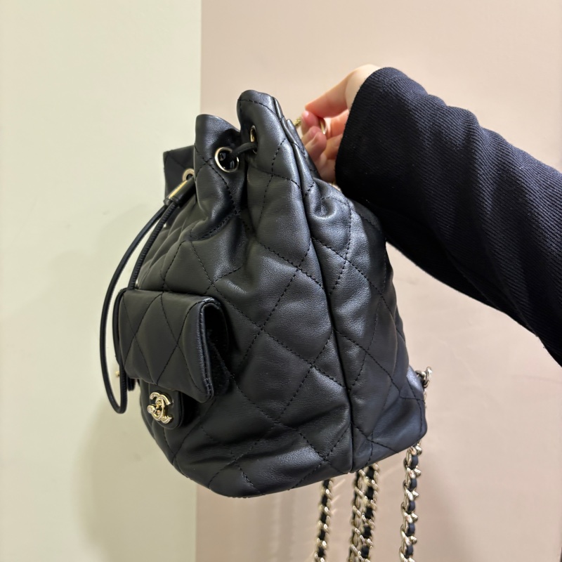 Chanel黑羊皮淡金釦皮穿練後背包-1