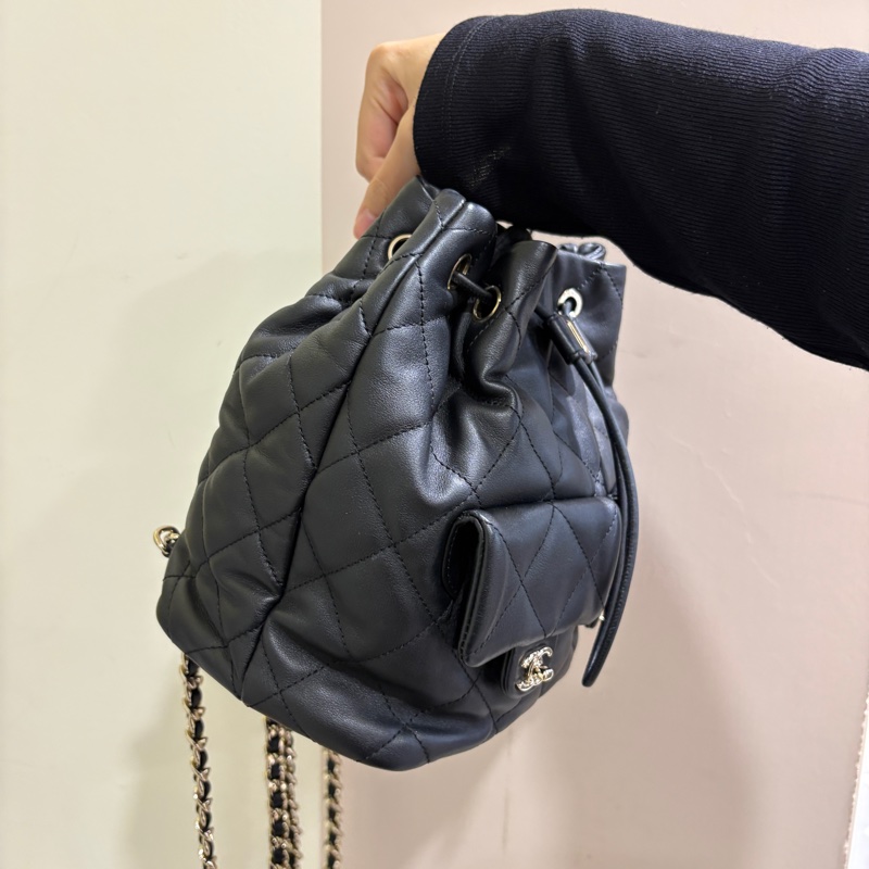 Chanel黑羊皮淡金釦皮穿練後背包-2