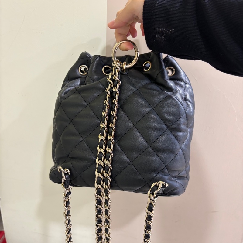 Chanel黑羊皮淡金釦皮穿練後背包-3