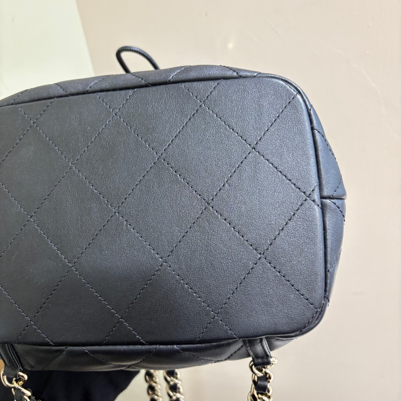 Chanel黑羊皮淡金釦皮穿練後背包-4