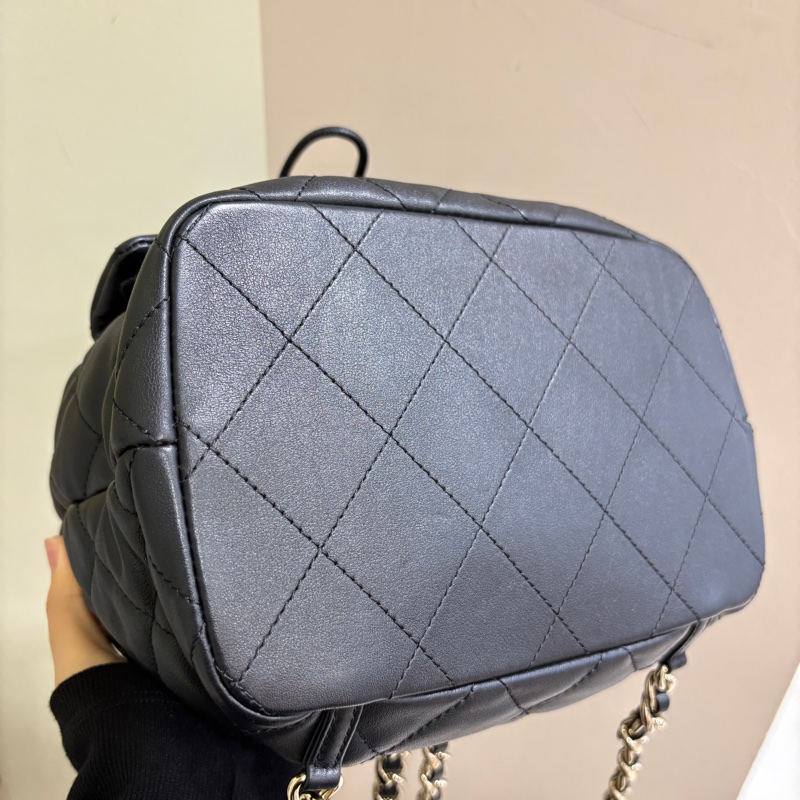 Chanel黑羊皮淡金釦皮穿練後背包-5