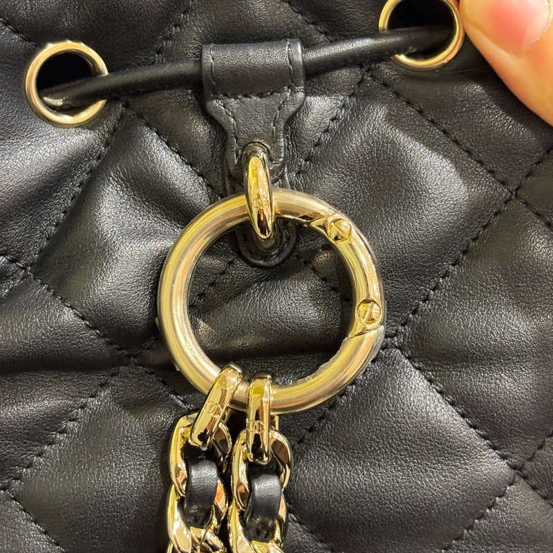 Chanel黑羊皮淡金釦皮穿練後背包-6