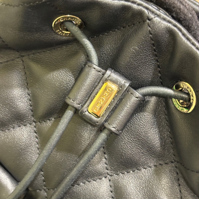 Chanel黑羊皮淡金釦皮穿練後背包-7