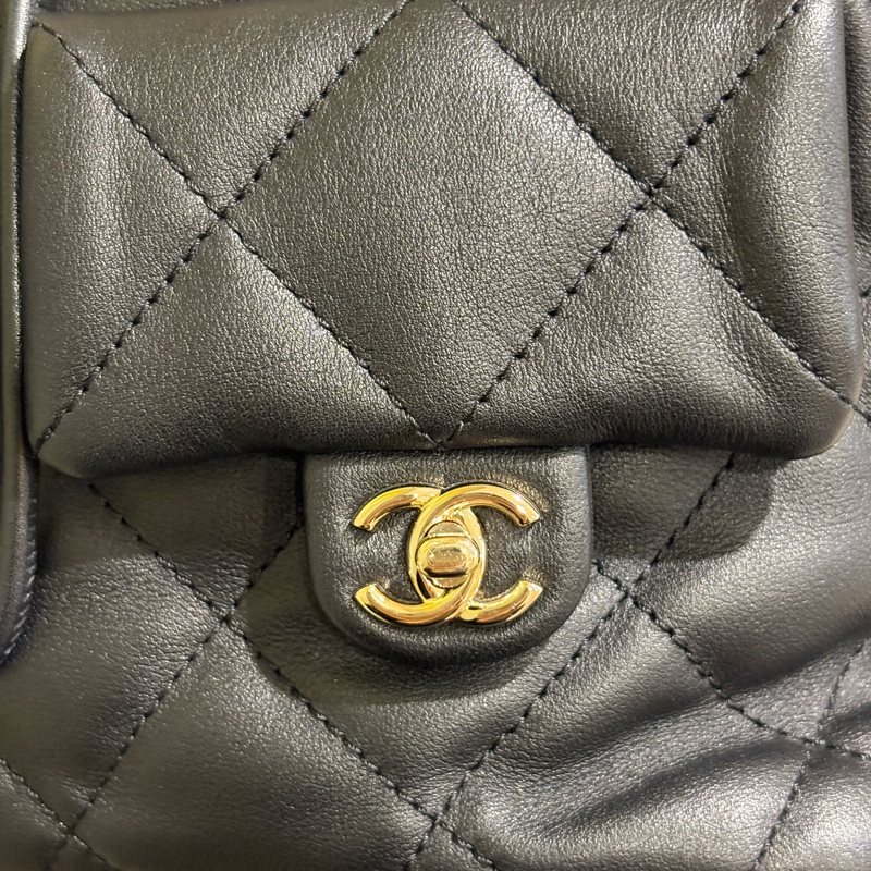 Chanel黑羊皮淡金釦皮穿練後背包-8