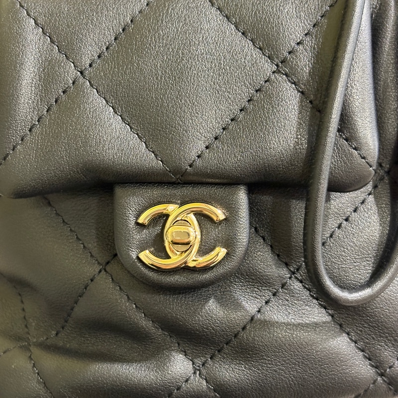 Chanel黑羊皮淡金釦皮穿練後背包-9