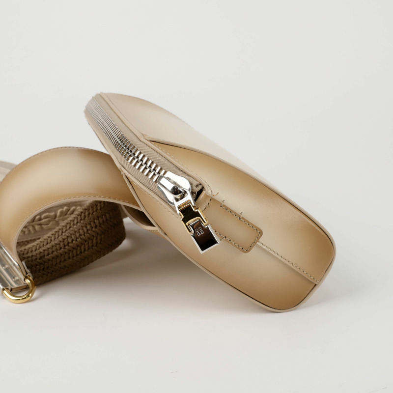 GIVENCHY Antigona U 小號斜背包-4