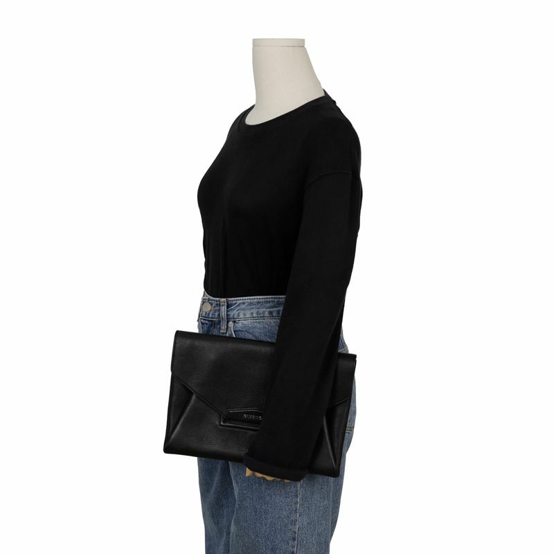 GIVENCHY Antigona 中型信封式手拿包 BB05227012-12