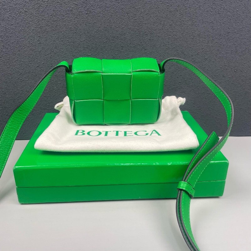 BV 綠色油蠟皮全皮六格cassette編織斜背包-1