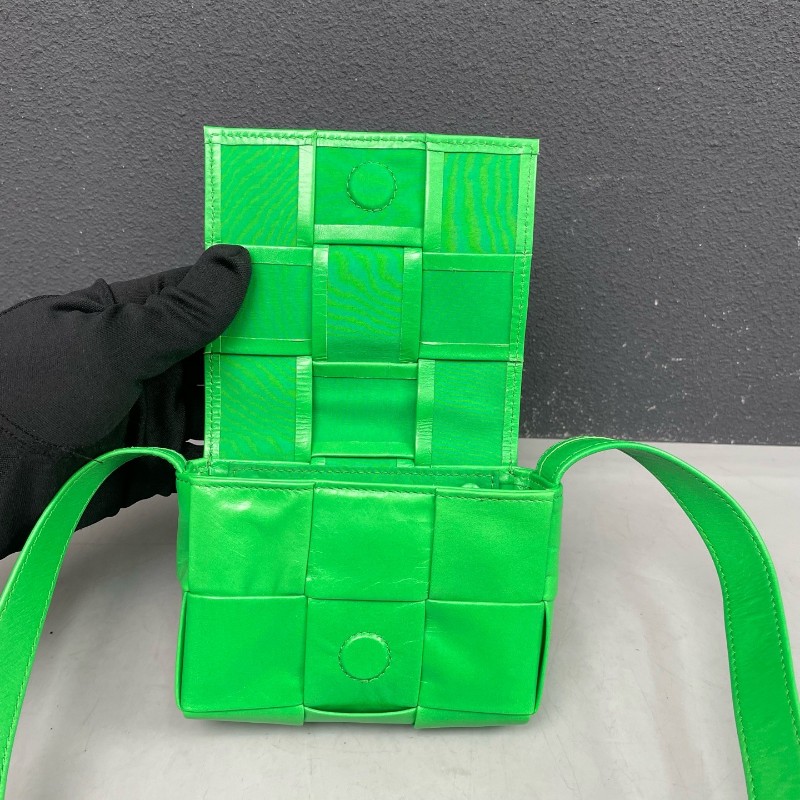 BV 綠色油蠟皮全皮六格cassette編織斜背包-5