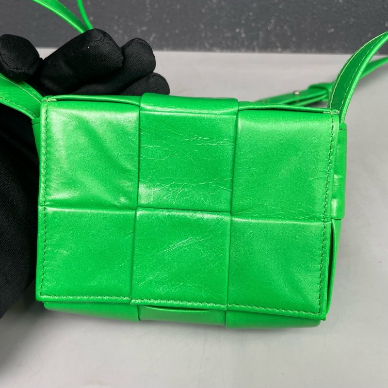 BV 綠色油蠟皮全皮六格cassette編織斜背包-7