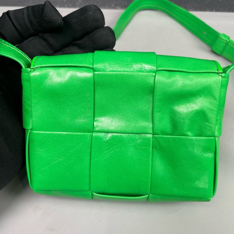 BV 綠色油蠟皮全皮六格cassette編織斜背包-8