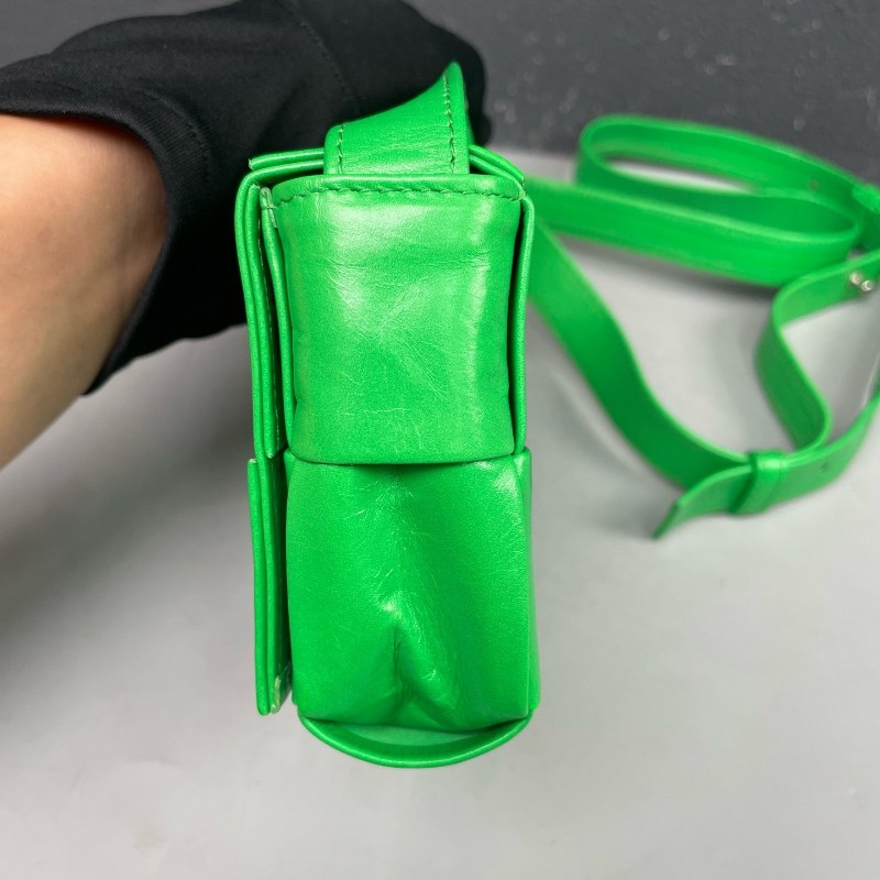 BV 綠色油蠟皮全皮六格cassette編織斜背包-11