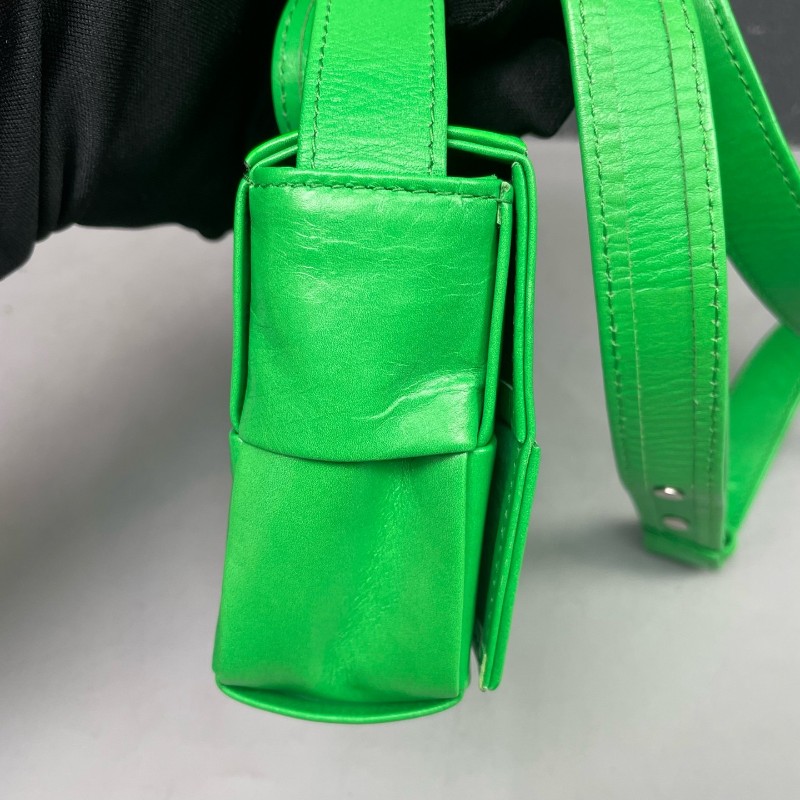 BV 綠色油蠟皮全皮六格cassette編織斜背包-12