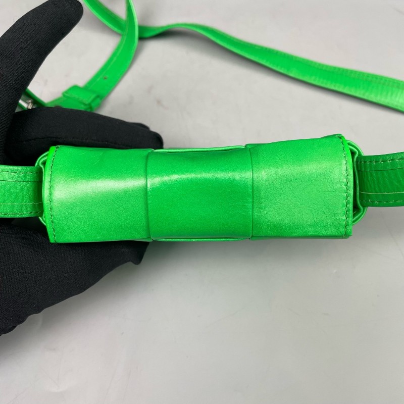 BV 綠色油蠟皮全皮六格cassette編織斜背包-13