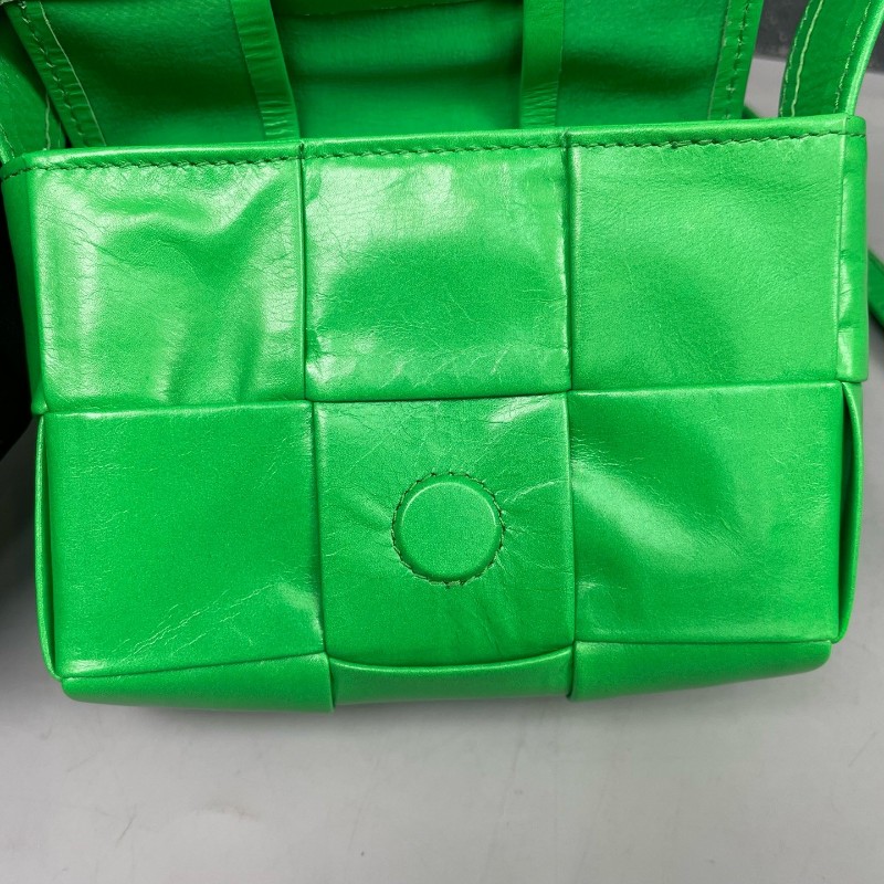 BV 綠色油蠟皮全皮六格cassette編織斜背包-14