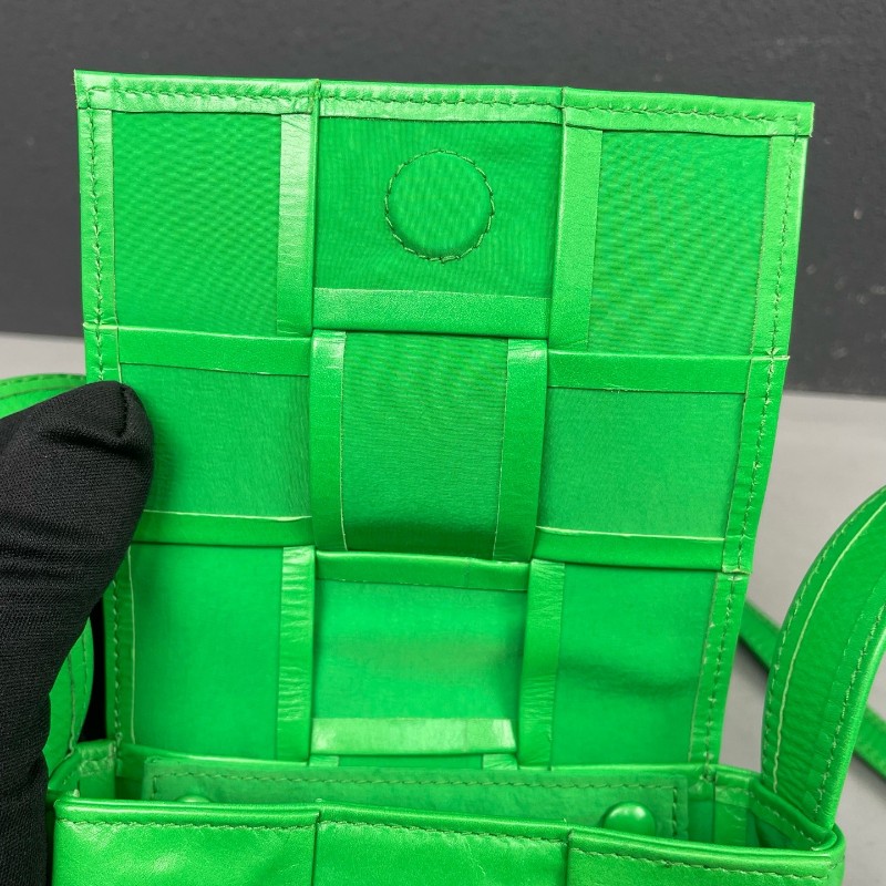 BV 綠色油蠟皮全皮六格cassette編織斜背包-15