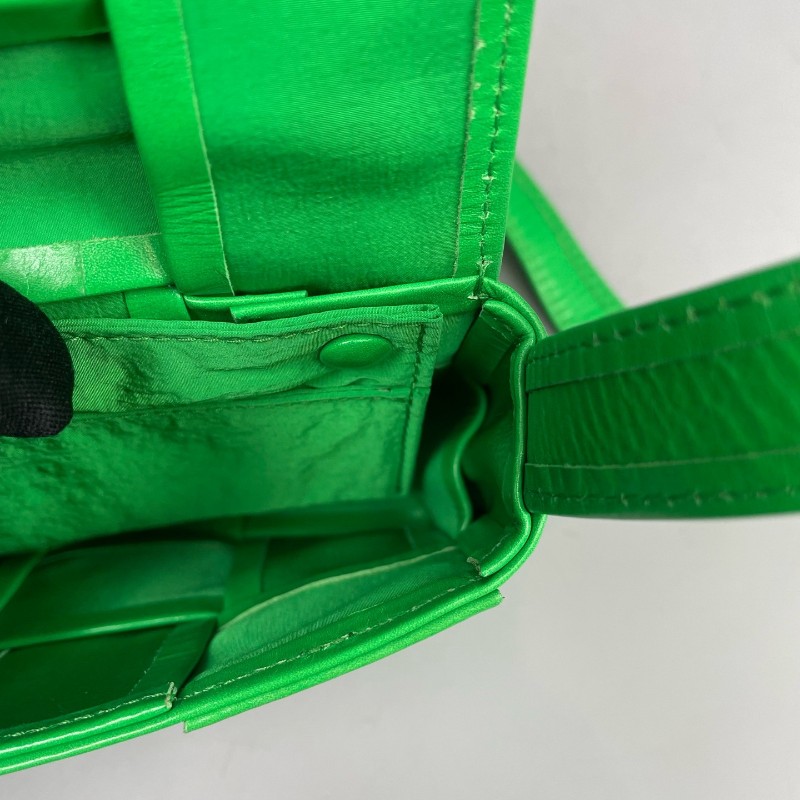 BV 綠色油蠟皮全皮六格cassette編織斜背包-16