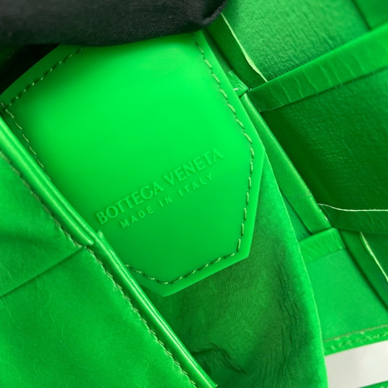 BV 綠色油蠟皮全皮六格cassette編織斜背包-18