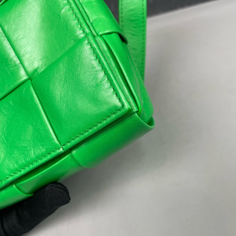 BV 綠色油蠟皮全皮六格cassette編織斜背包-19