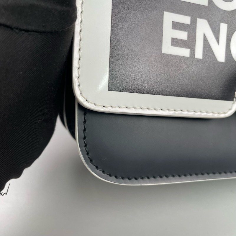 Burberry印花鏈條單肩斜挎拼色翻蓋郵差包-21