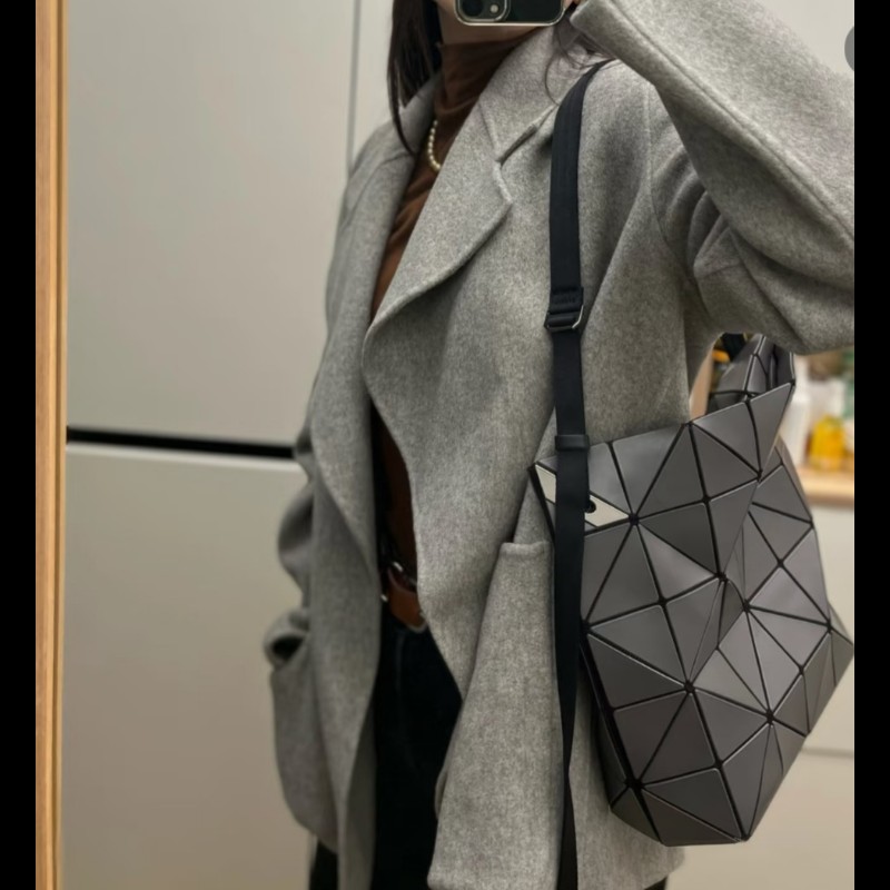 ISSEY MIYAKE 三宅一生BAOBAO 5x6 單肩斜背兩用包 炭灰色-0