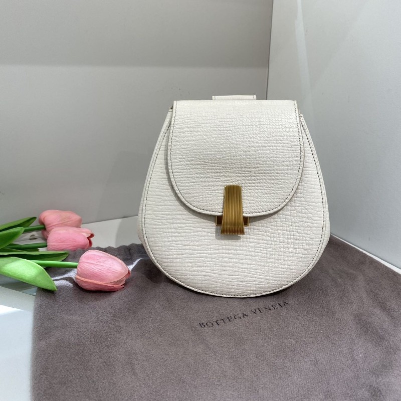 BV小牛皮圓餅馬鞍小豬包白色-1