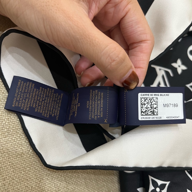 （全新）LV Monogram Silhouette 90方巾 黑/絲巾M97189-2
