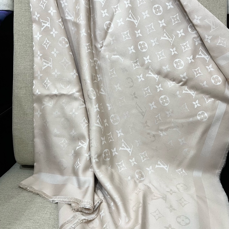 （全新） LV Monogram Classic 披肩 M96978 淺Beige-5