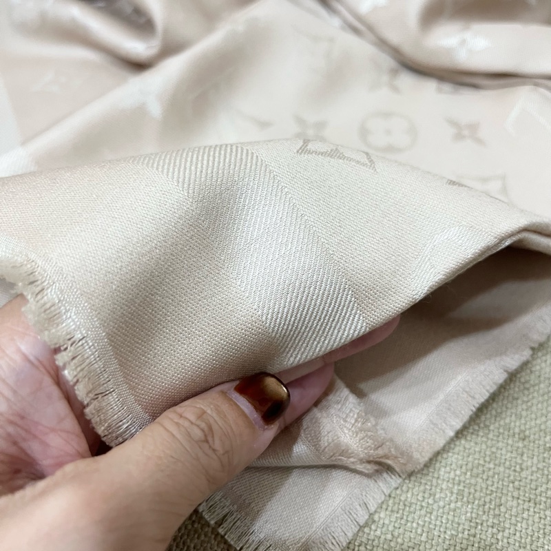 （全新） LV Monogram Classic 披肩 M96978 淺Beige-6