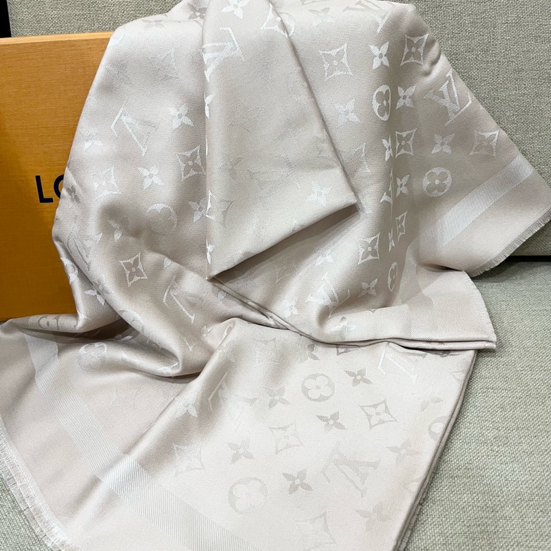 （全新） LV Monogram Classic 披肩 M96978 淺Beige-7