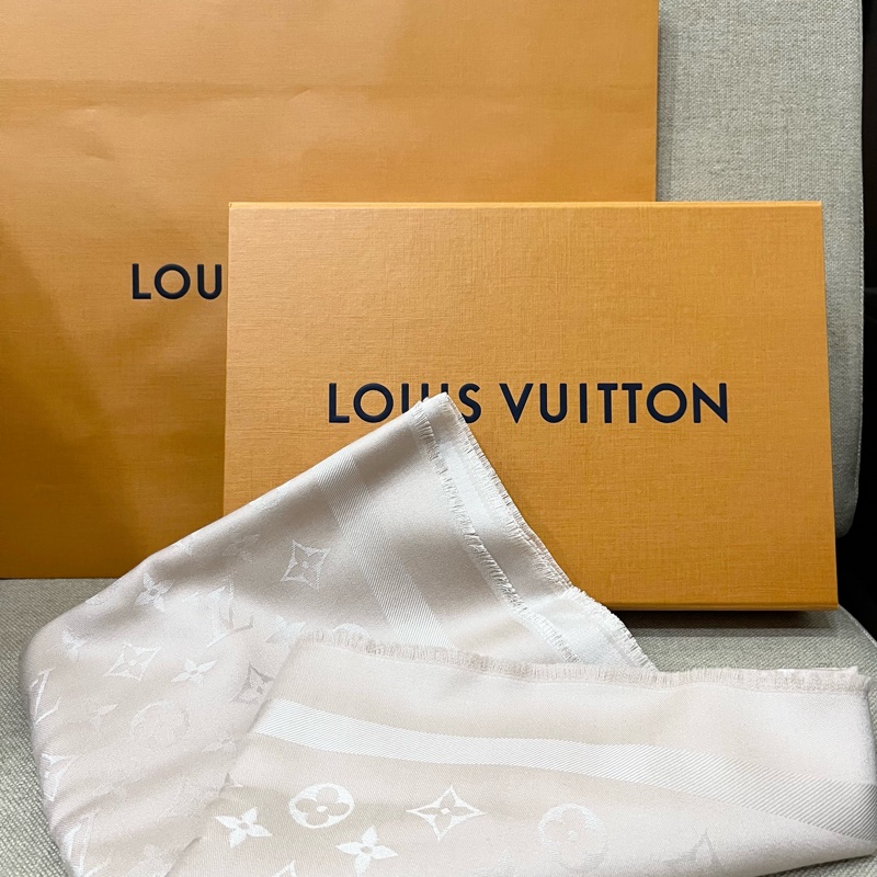 （全新） LV Monogram Classic 披肩 M96978 淺Beige-8