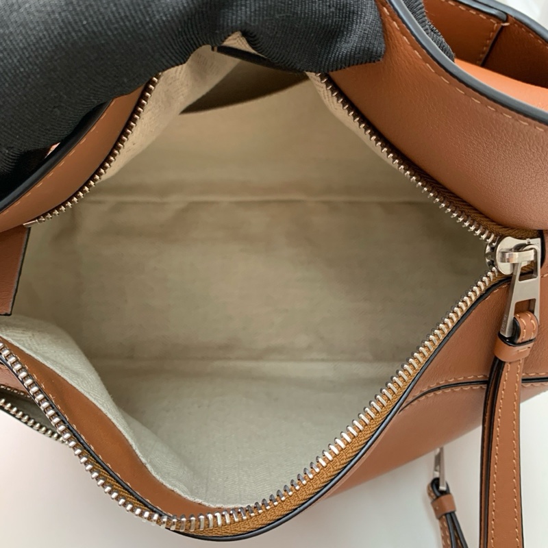 LOEWE  puzzl包 焦糖色金剛色小牛皮-5