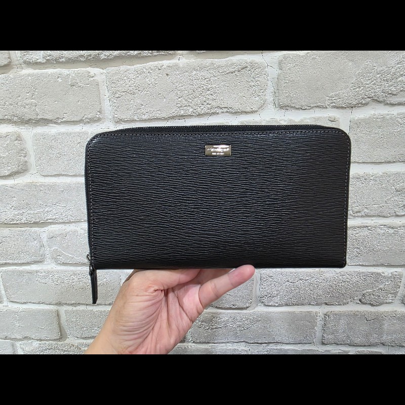 FERRAGAMO 防刮皮萬用大拉鍊長夾 護照手機可入-0