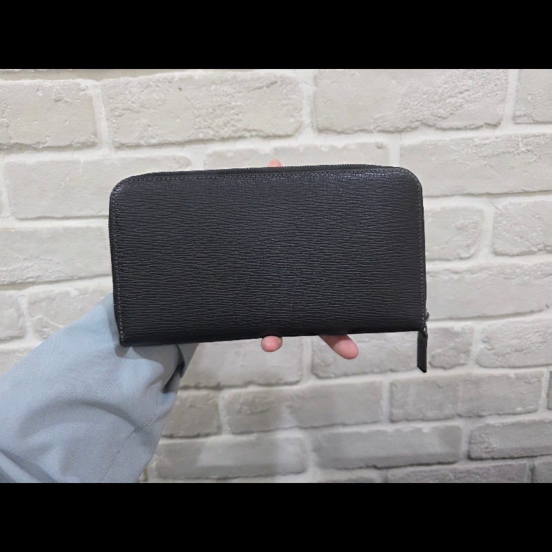 FERRAGAMO 防刮皮萬用大拉鍊長夾 護照手機可入-1