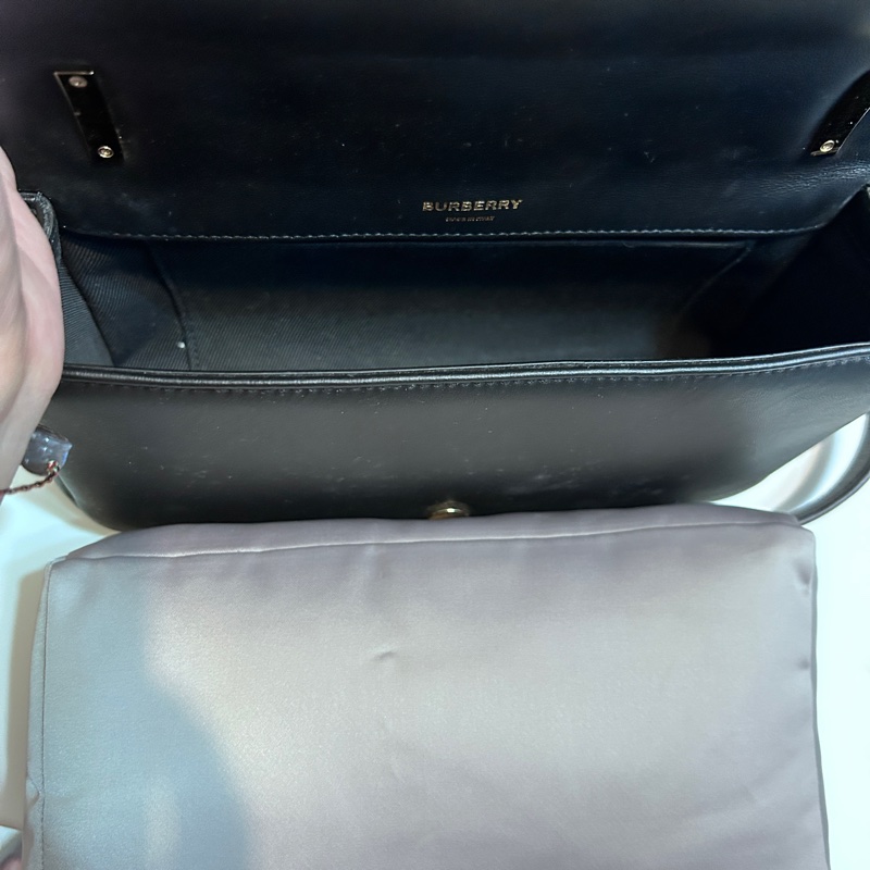 Burberry Lola 黑色皮革 金釦金鍊-2