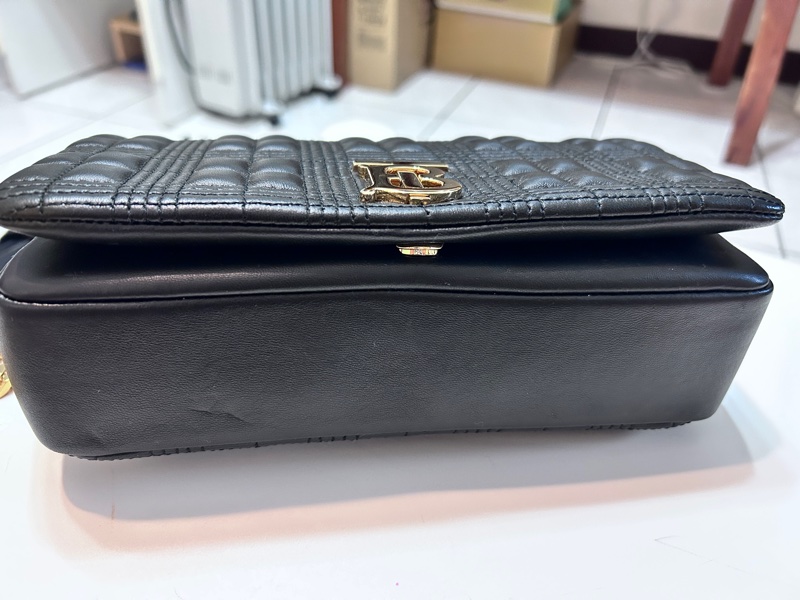 Burberry Lola 黑色皮革 金釦金鍊-3