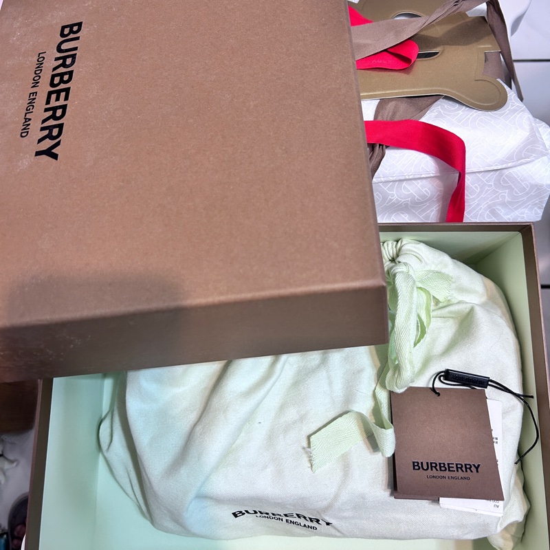 Burberry Lola 黑色皮革 金釦金鍊-4