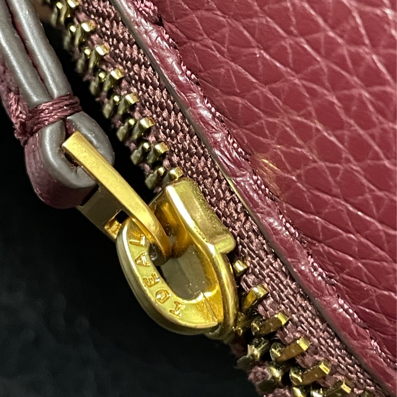 Tory Burch Britten 小盒子包 | 酒紅色霧金扣-12
