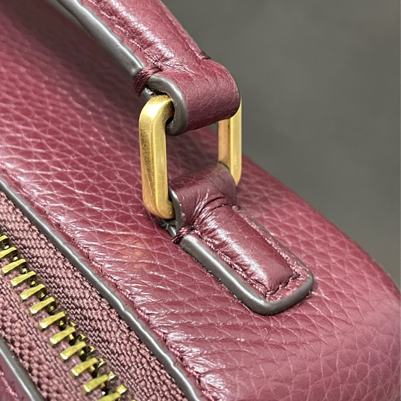 Tory Burch Britten 小盒子包 | 酒紅色霧金扣-13