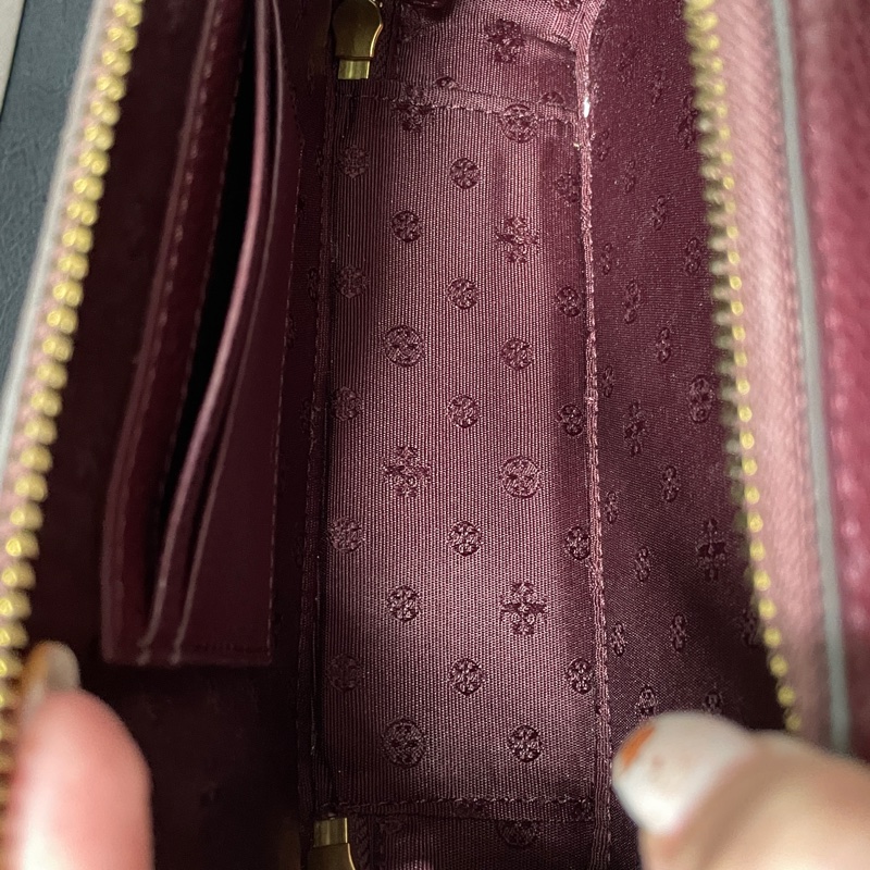 Tory Burch Britten 小盒子包 | 酒紅色霧金扣-14