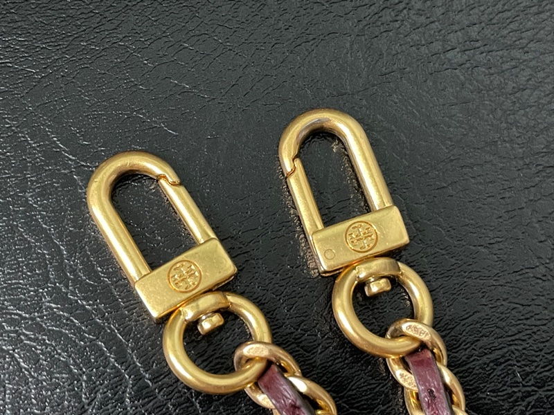 Tory Burch Britten 小盒子包 | 酒紅色霧金扣-17