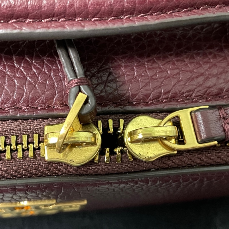 Tory Burch Britten 小盒子包 | 酒紅色霧金扣-20